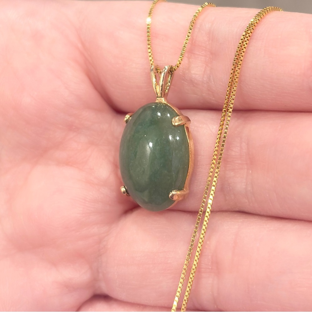 Vintage 14K Gold Jadeite Necklace - Elegant Oval Cabochon Pendant - Picture 7 of 14